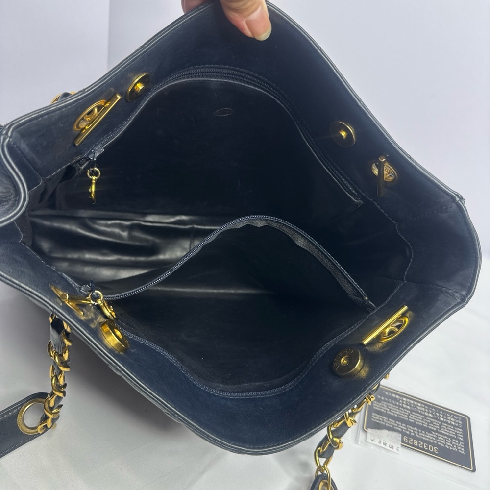 CHANEL Black and Gold Quilted Shoulder Bag - Picture 4 of 8